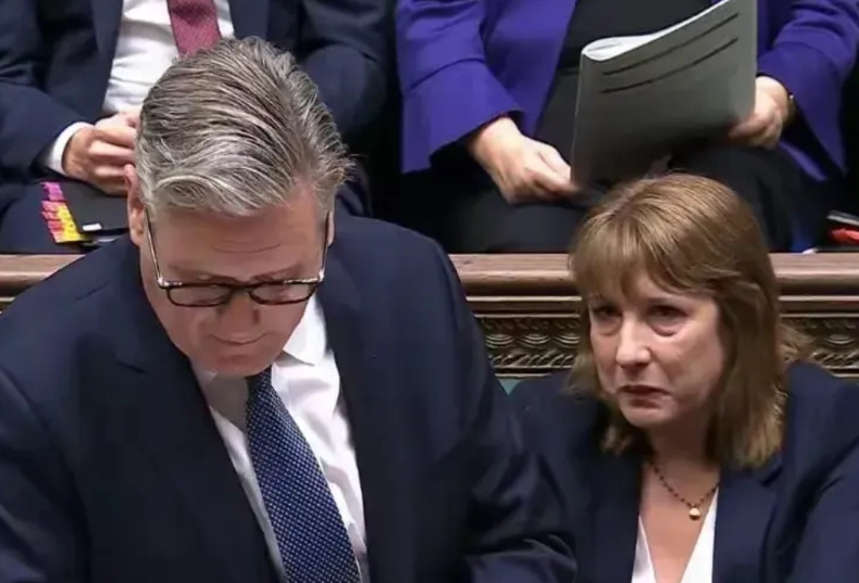 英国财长里夫斯哭了，欧盟还会远吗因为受到议会质疑，所以英国首相斯塔默取消了几十