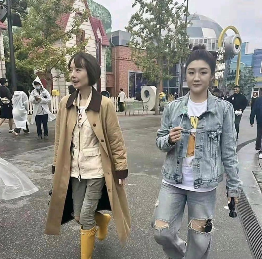 哇塞，这竟然是鲁豫！瞅她那模样，瘦得太夸张啦，差点都没把她认出来，这身材真的惊掉
