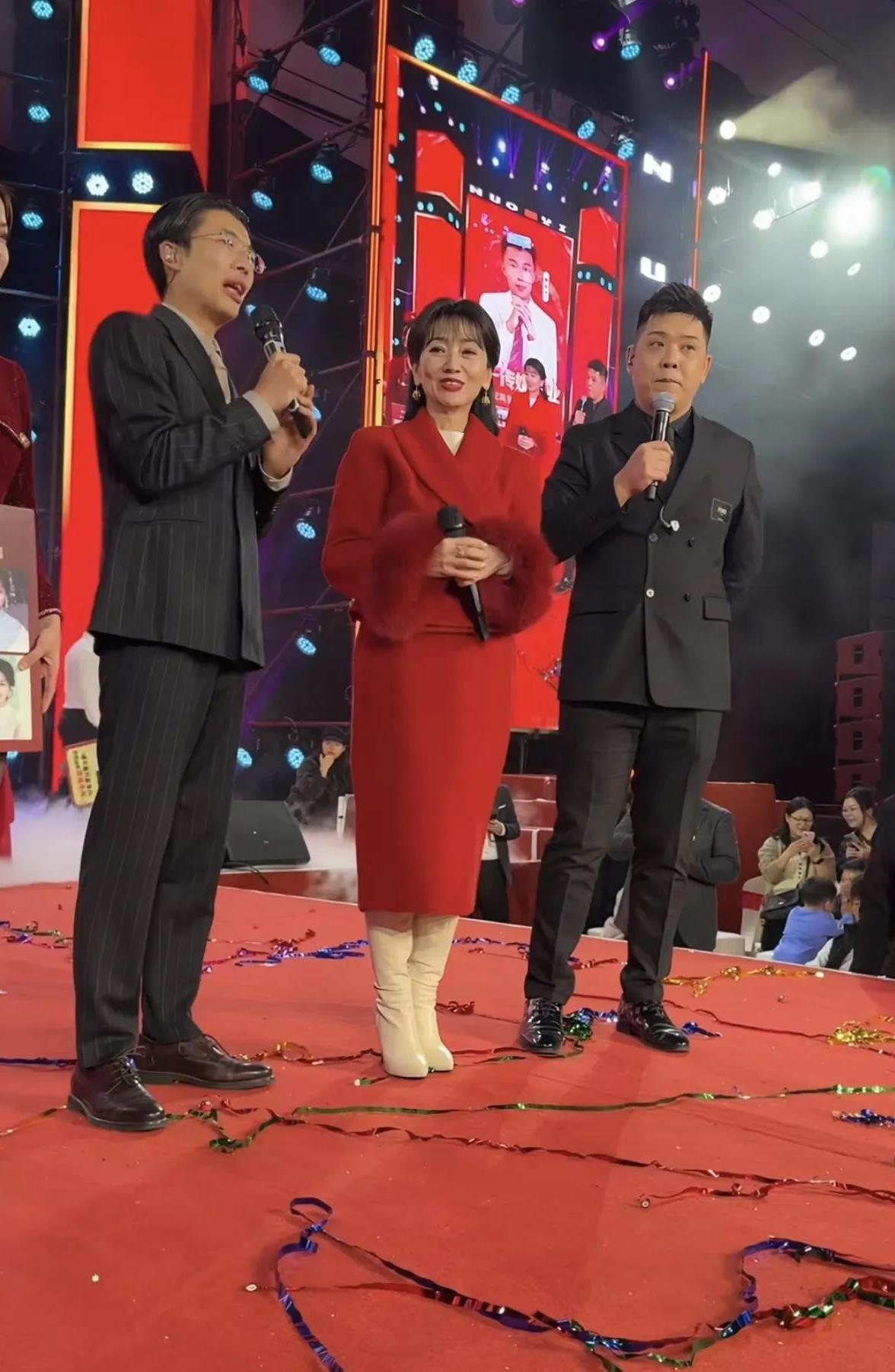 郭有才在广州开公司的时候，很多网红都到场捧场。让人意外的是，赵雅芝也到场了。