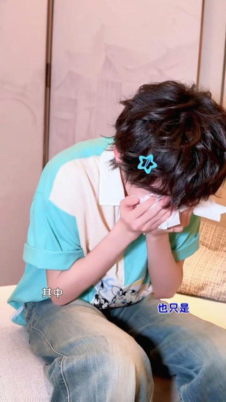 宋亚轩给珍珠小子也p了墨镜宋亚轩假哭萌翻了宋亚轩假哭萌翻了！