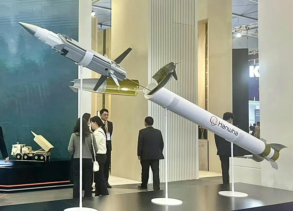 韩国韩华防务向沙特阿拉伯推销的新型制导武器L-PGW，使用“天舞”远程火箭炮发射