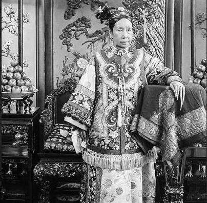 1890年，慈禧抽完烟后一阵猛烈的咳嗽，兰州知府听到后，被吓得瘫软在地上，心想“