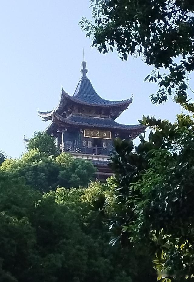 今日天下热入伏，衡阳市民纷入“福”。在天下南岳第一峰下，衡阳市图市馆自7月10