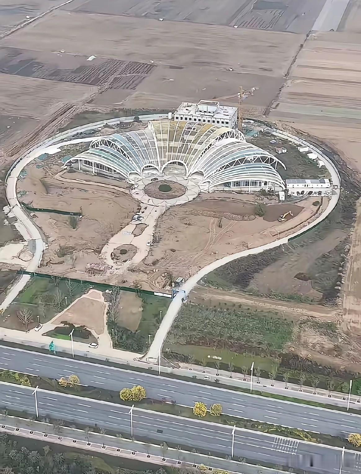这是河南周口太康县高贤乡的恒大现代农业示范基地核心展馆，许皮带2016年捐350