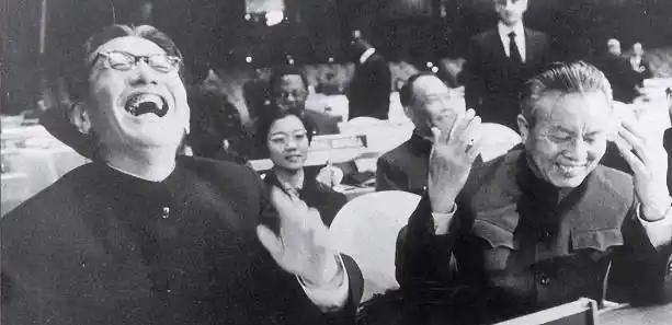 1985年，乔冠华归葬故乡盐城遭到拒绝，妻子章含之无奈之下找到一个人帮忙，此人在