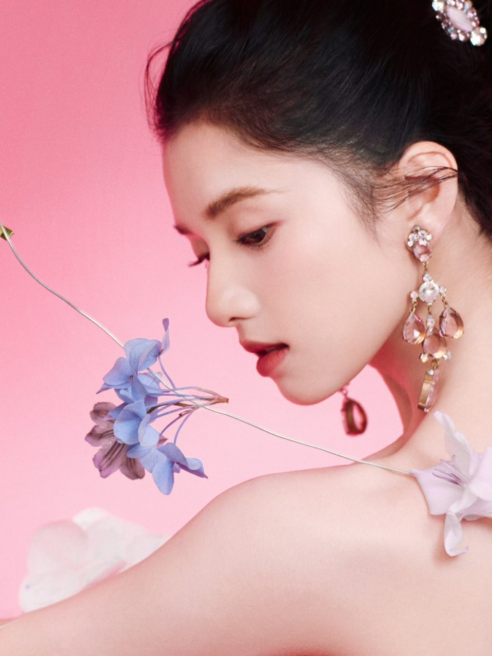 娱乐张婧仪粉玫瑰长裙张婧仪单肩白长裙​好美的张婧仪！！这裙子太适合她啦