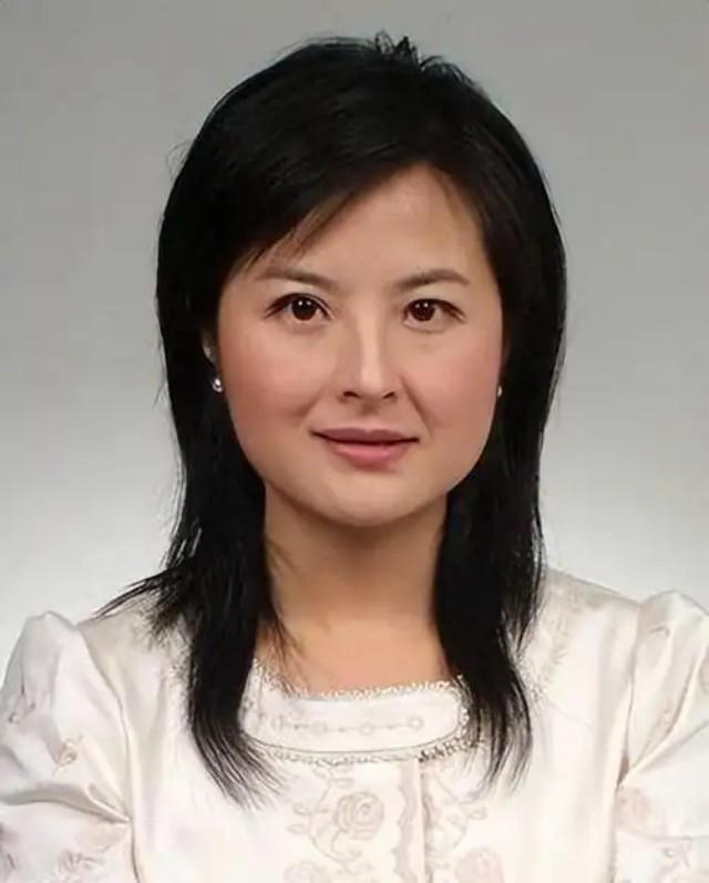 2002年，张泉灵在阿富汗10几天没洗澡，浑身酸臭难受。她突然朝1位阿富汗男人大