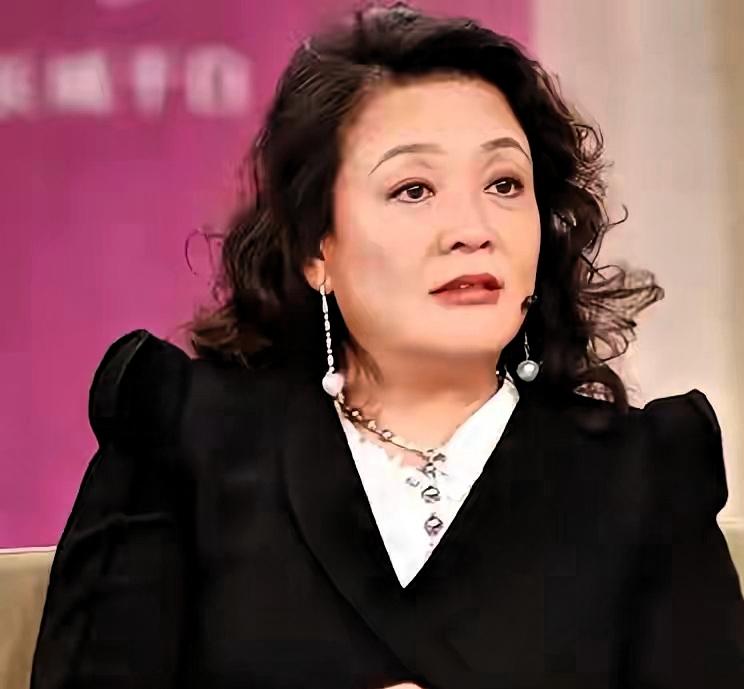曾经不少人觉得，张兰母子借着和大S的纠葛拿到大量热度。可大S也陷入一个致命误区，