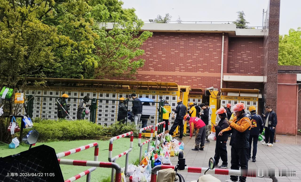 今日分享随手拍照片这才是外卖行业红红火火的原因，大学大门口的外卖员和骑手的单车比