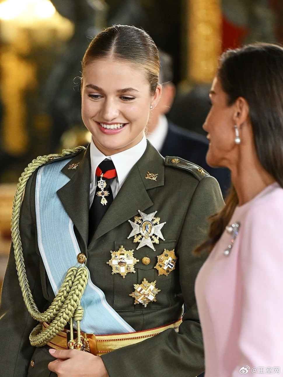 西班牙王室🇪🇸10月12日，国王夫妇、莱昂诺尔王储和索菲亚公主在马德里王宫