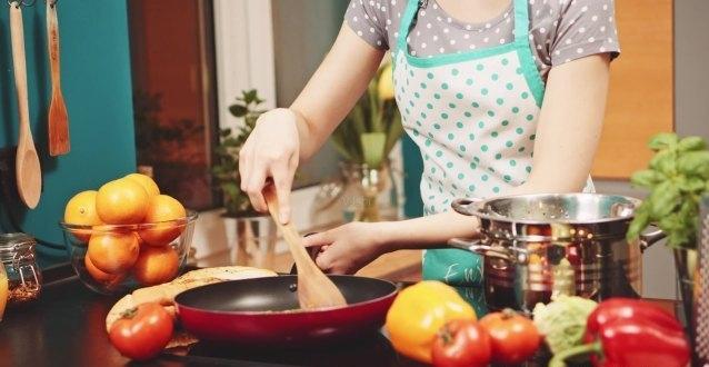 那一年大姑姐回家了，一家人都在吃饭，不知道为啥？大姑姐突然提出，想让我公公去给她