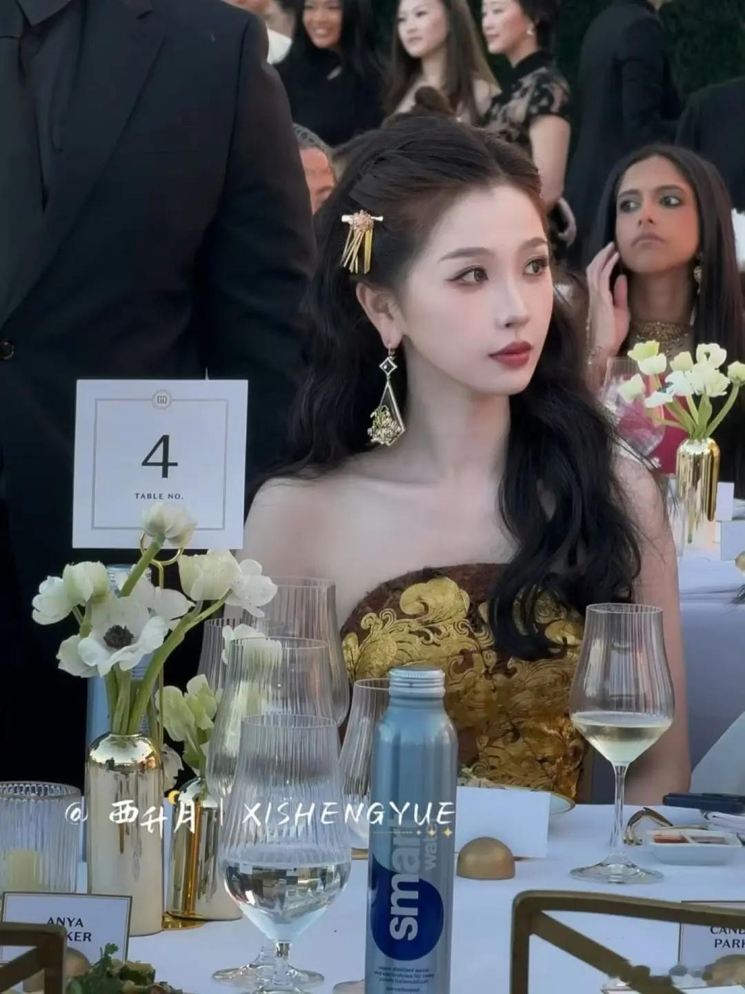 肤白貌美大长腿，唇红齿白虞书欣