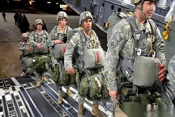 美国明尼苏达州，这事儿闹大了。已经不是抗议那么简单了。州长直接掀了桌子，下令州国