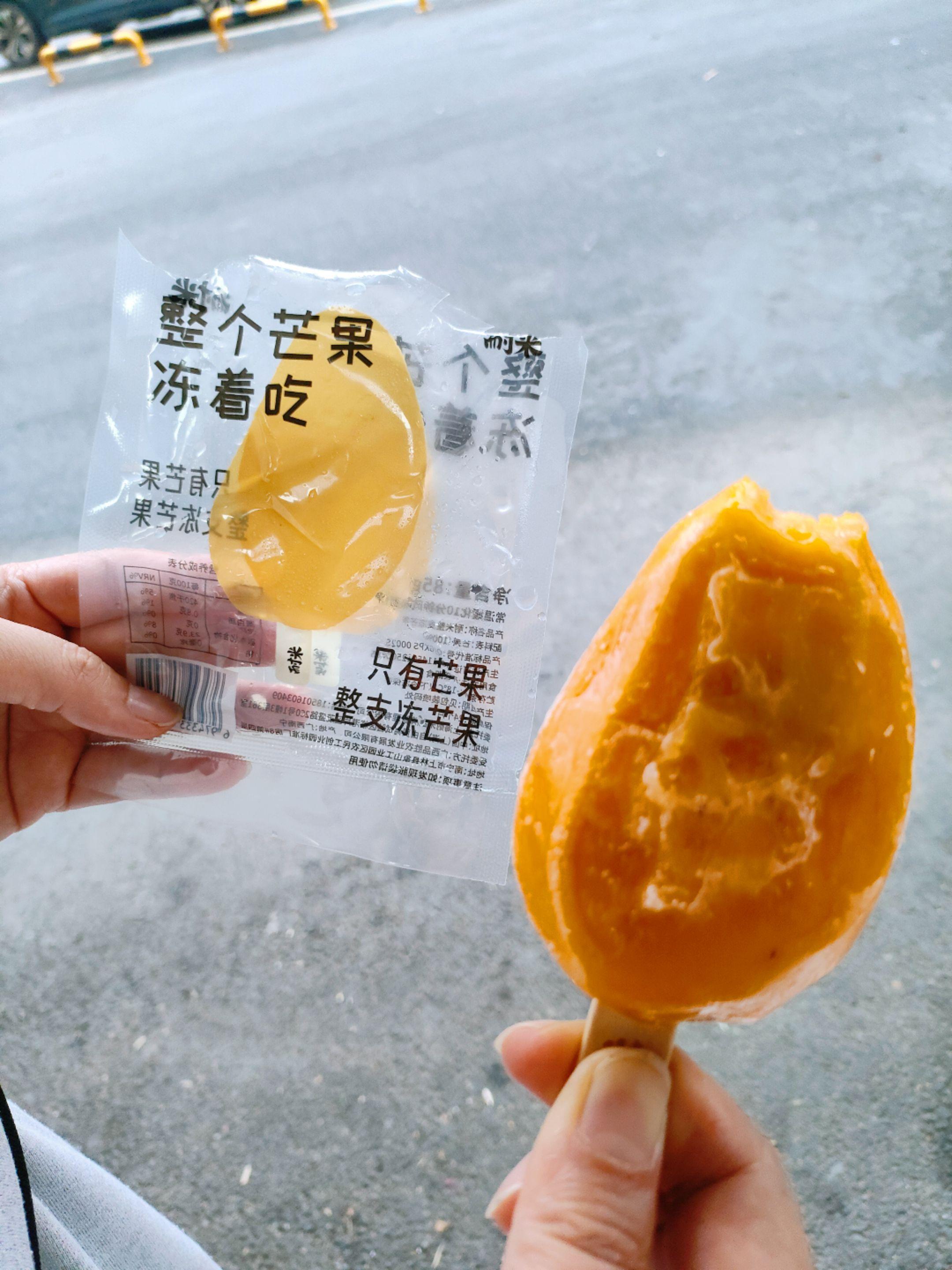 真的好爱这个芒果雪糕啊，芒果香味实在是太浓郁了，真的无敌好吃😋，这玩...