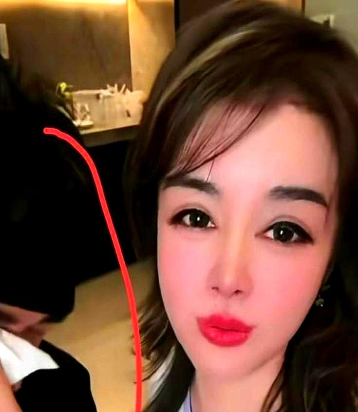 55岁于文红的24岁小嫩男友直播时哭了？？于文红当着儿子的面跟他亲昵，大