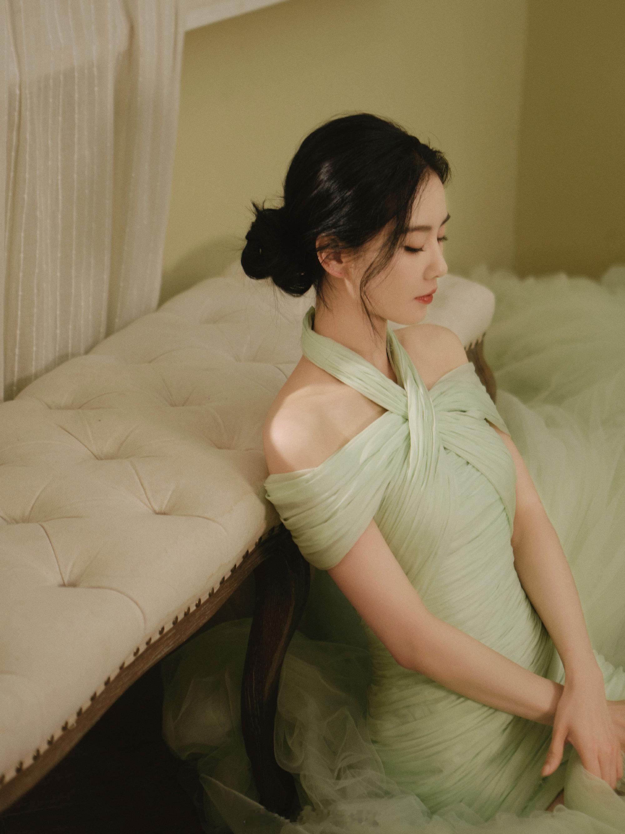 刘诗诗绿意纱裙明媚大气优雅