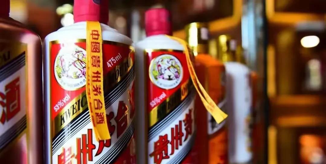很多人一惊一诧，说什么茅台的时代结束了，其实，早在2012年八项规定出台后，茅台