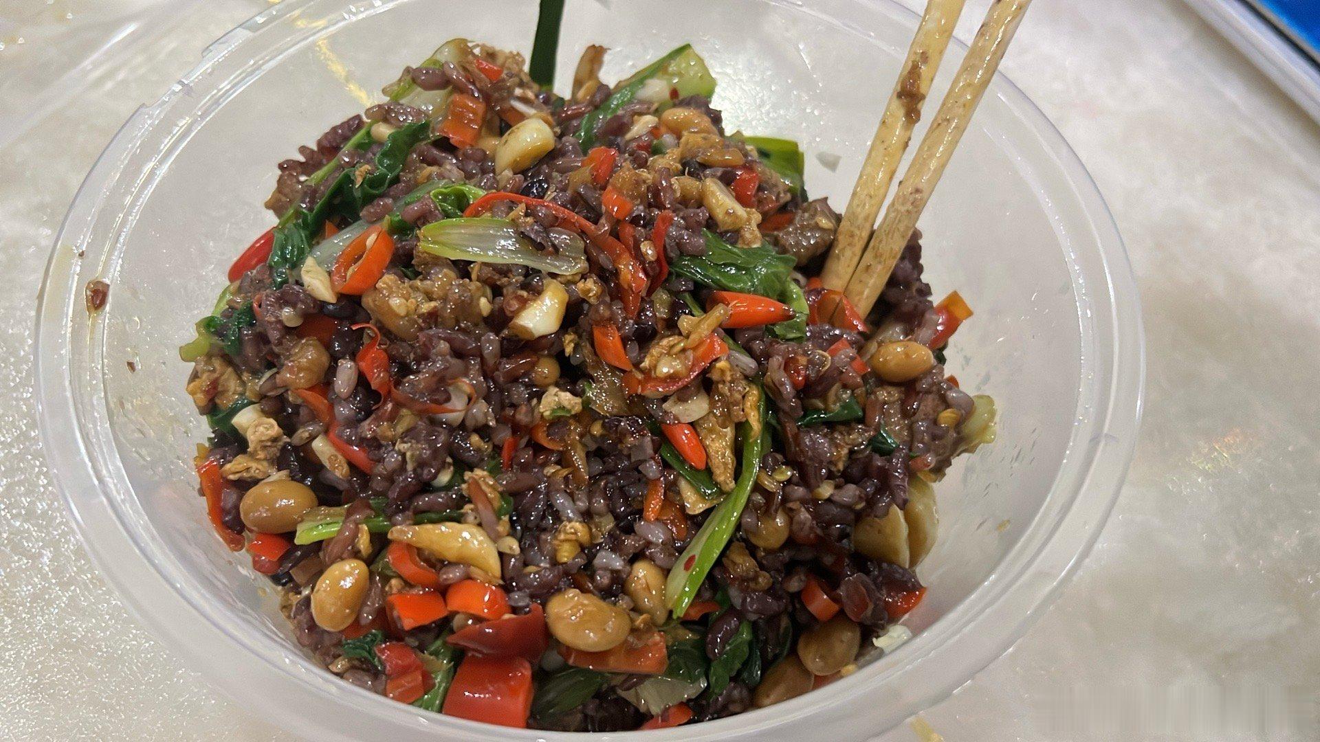 今日8公里爬山回来睡醒，炒了一个杂菜饭，给我香迷糊了😧我的日常plog坚持运动