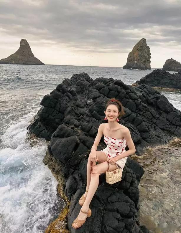 分享娱乐分享娱乐钟楚曦海边美照，她身着樱桃抹胸，搭配白色热裤，大方秀好