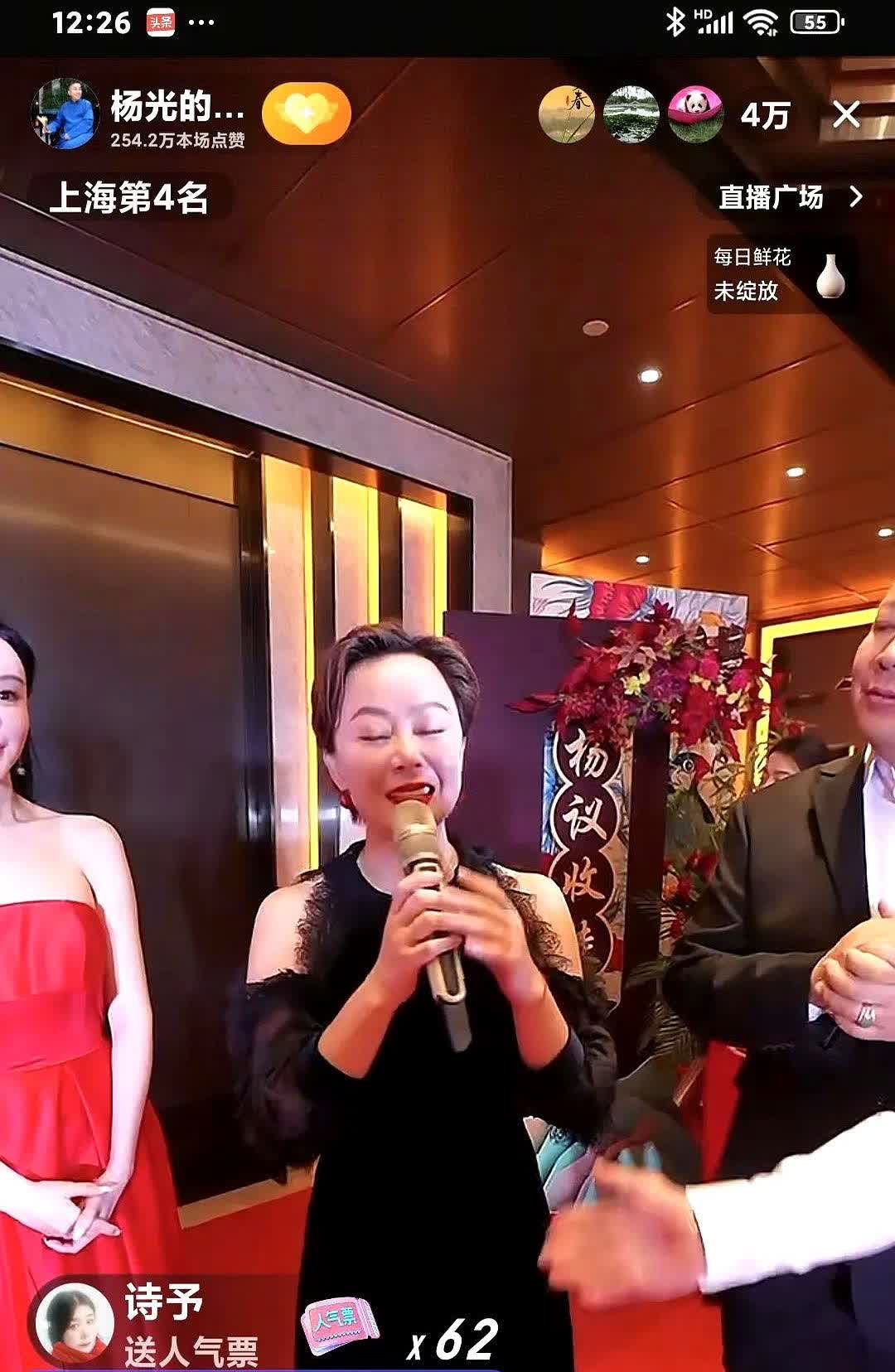 杨议收5月18号一个活动办了三件事真会过日子，人家双喜临门，他来个三喜临门。