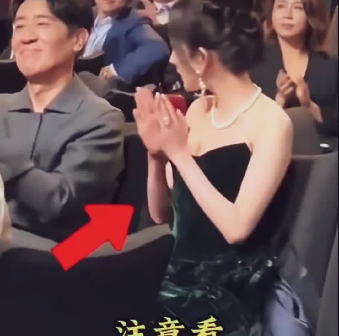注意看，当杨幂获奖起身领奖是，坐在一旁的于和伟伸出左手，杨幂却视而不见，两手一摊