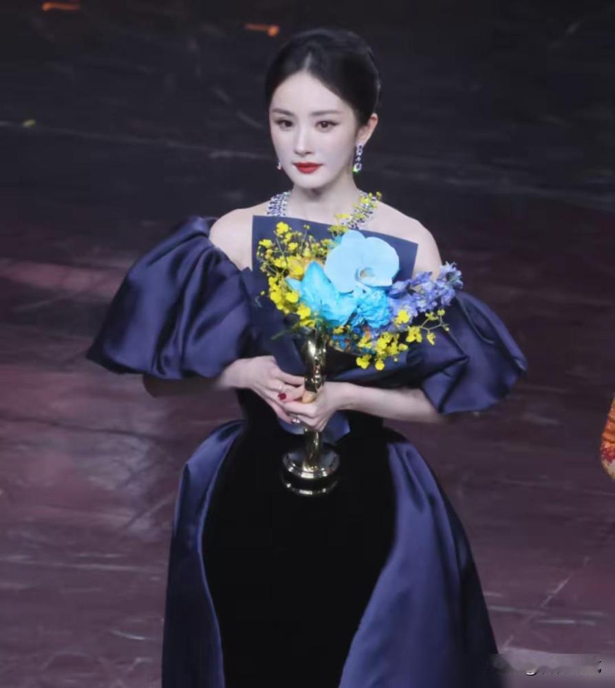 一张小小的名牌，差点把微博之夜的桌子给掀了。男顶流一看座位不对，直接不坐了，