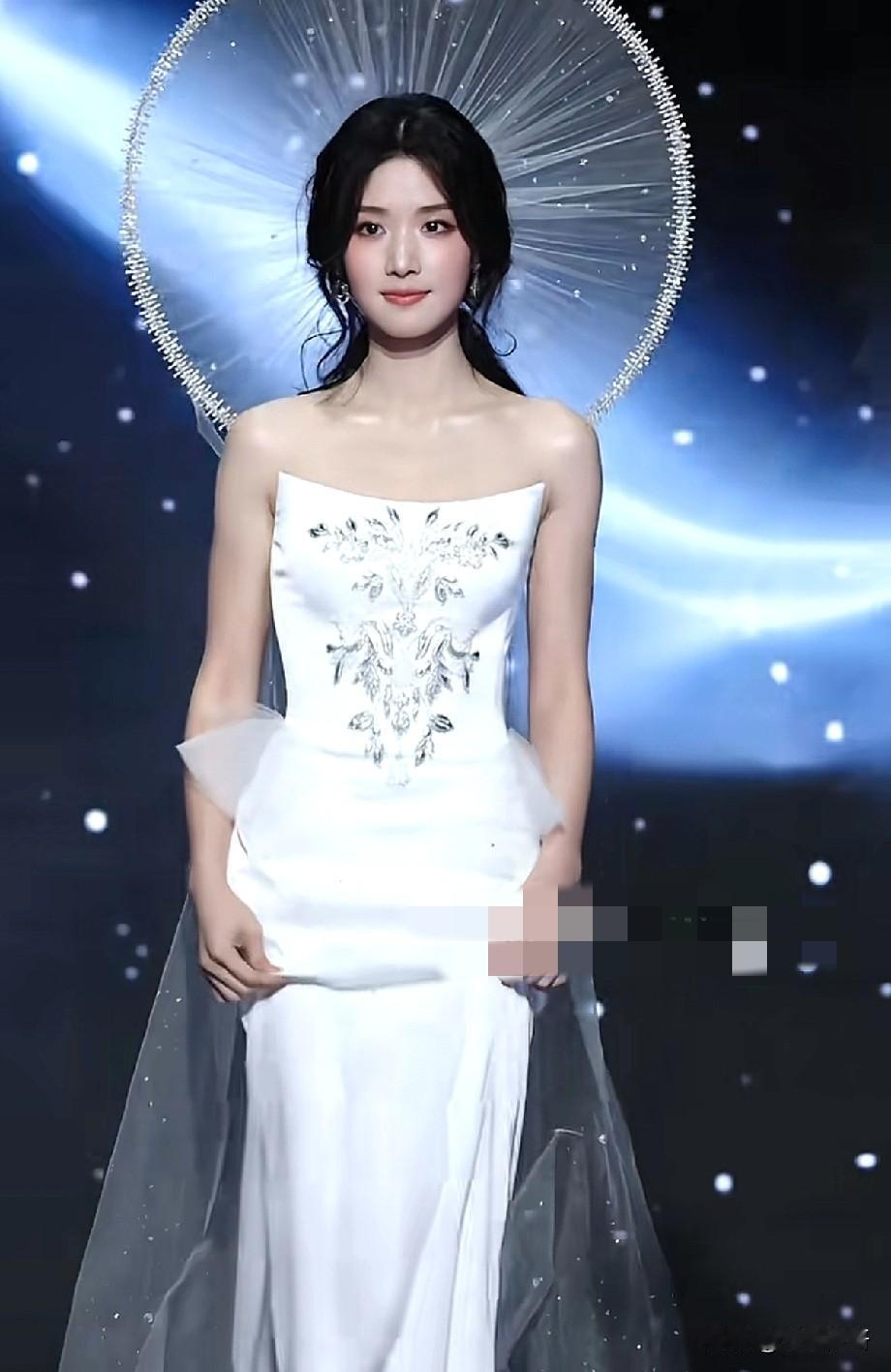 从始至终还是eat不到卢昱晓🌚这次妆造的的主题也特别好“永恒序曲”追光的人