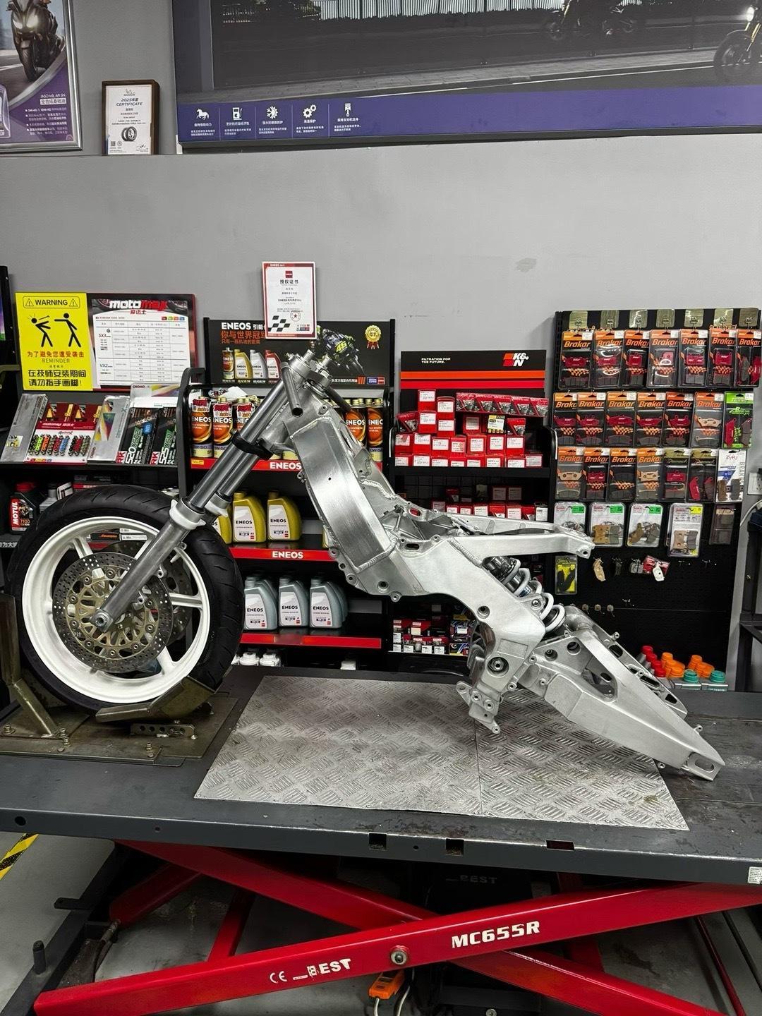 认识她的，还有几个？摩托车