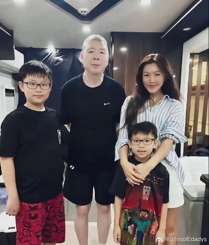 冯小刚的白癜风似乎完全治愈了，现在比年轻时更好看，看起来充满活力。