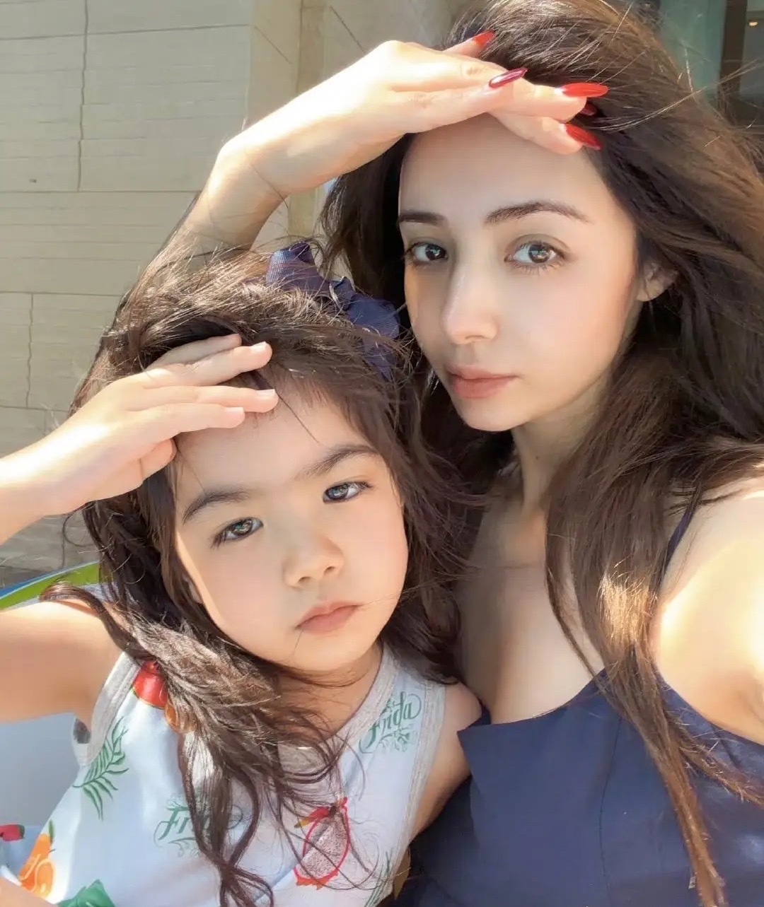 麦迪娜晒与女儿同框照姜潮女儿4岁了云南度假照太吸睛！麦迪娜吊带装身材高挑，4岁女