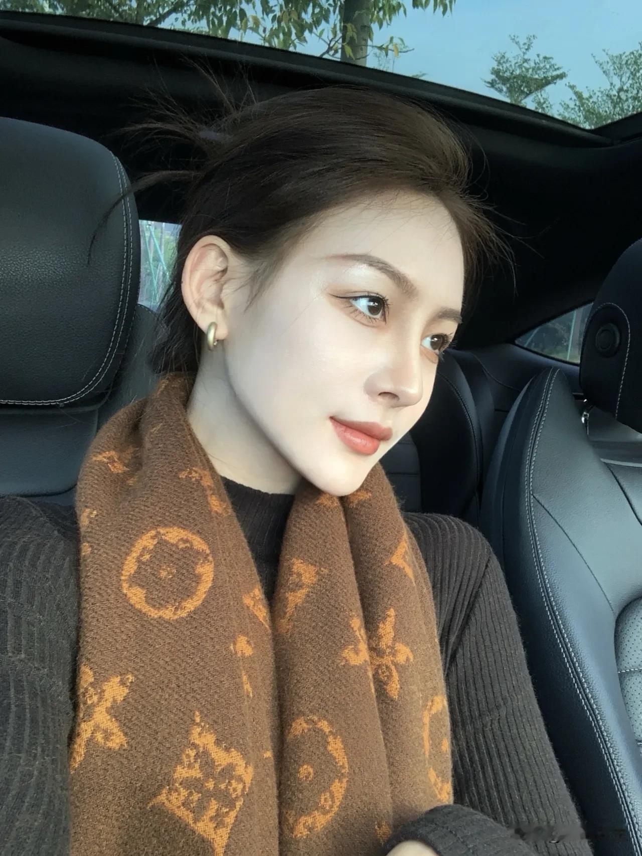 秋日暖阳下，车中一抹温柔笑