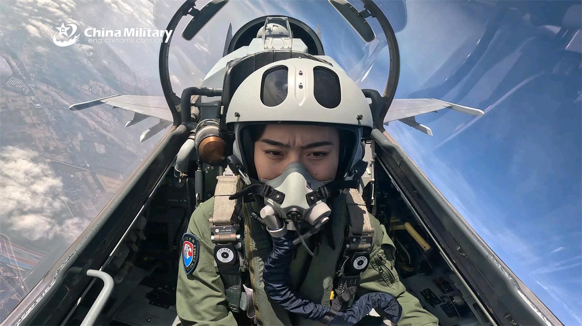 北部战区空军的歼-16在夜间飞行训练中，这是“雷霆劲旅”单位的飞机，飞行员就是鼎