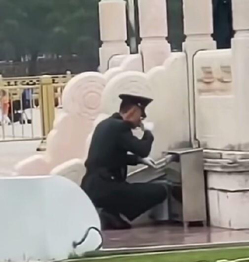 2022年，天安门广场地表飙到50℃，哨兵下哨喝绿豆汤画面刷屏，袖口厚厚一层盐渍