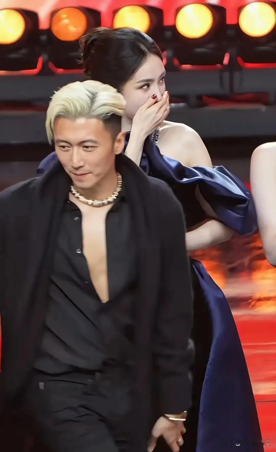 你们发现没？在微博之夜，杨幂看谢霆锋的眼神，简直跟我看到偶像时一模一样！这位在