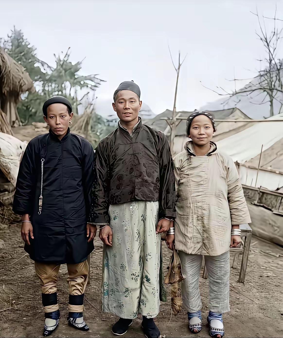 一张清末的地主和他妻子和妾的老照片，大家觉得那一个是正妻，那一个是妾。