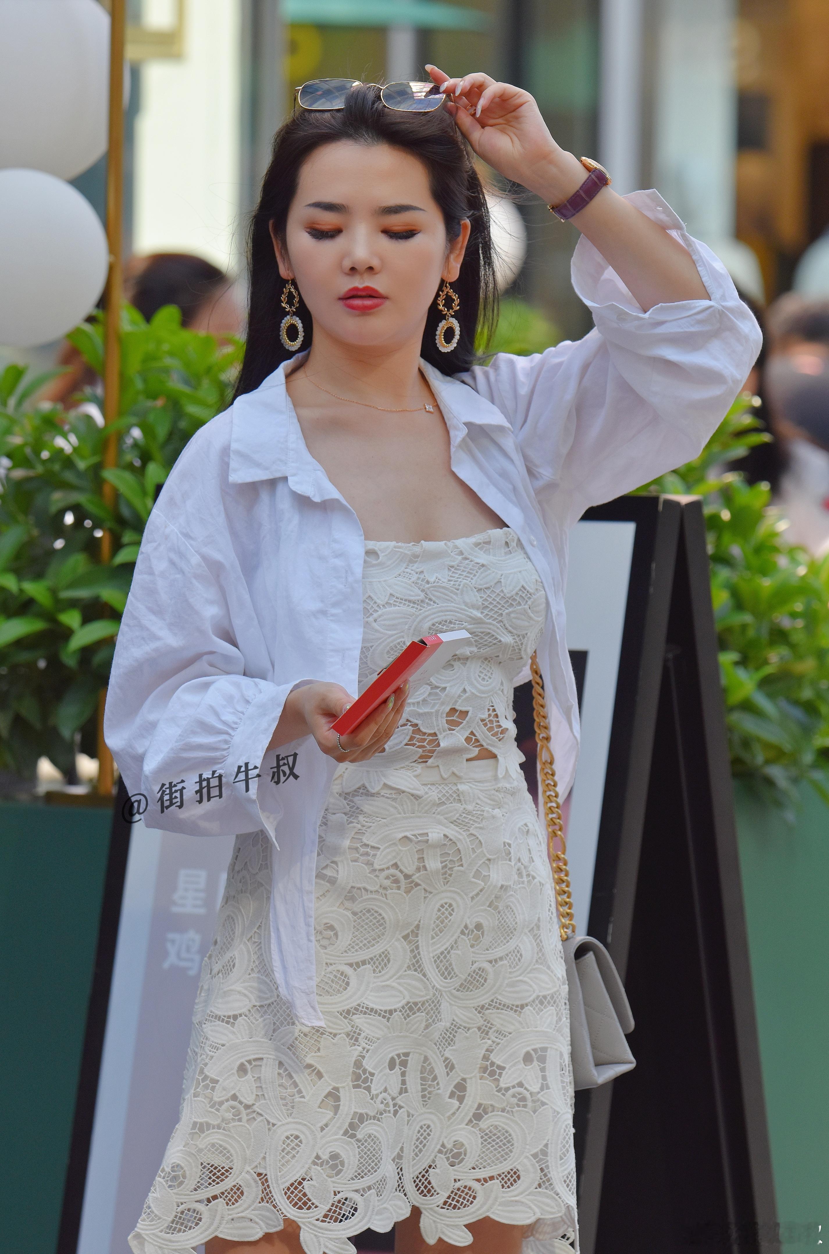 优雅漂亮的白色镂空连衣裙