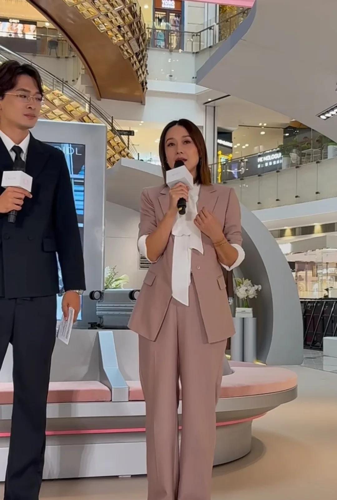 马伊琍现身上海出席活动，49岁的她，穿着一身藕色西装，个子还挺高，身材苗条，秀发