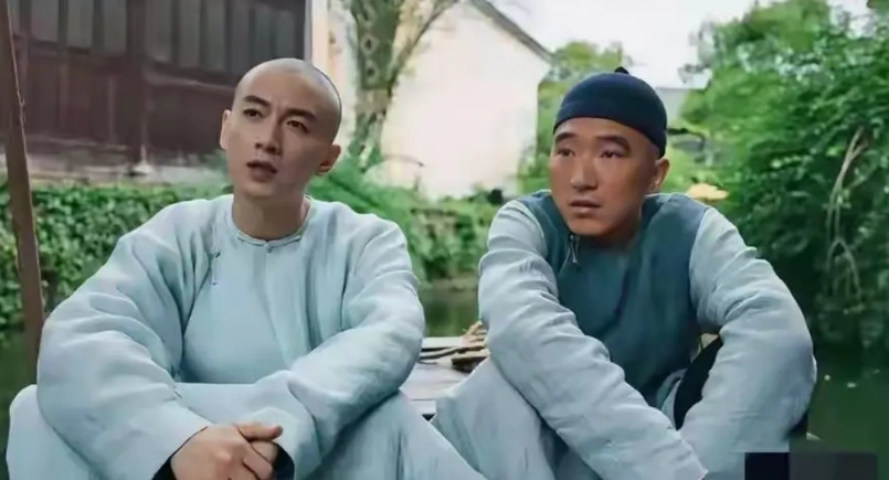 《大生意人》中的古老二比古老大还可爱。兄弟多年未见面，见面后，第一句话居然是哭着