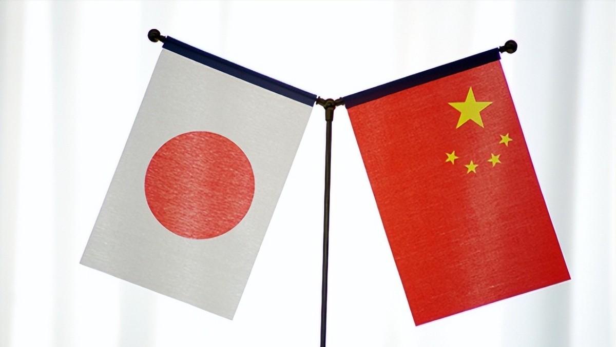 小川在文章里捋了个清楚：日本这人骨子里还是那个爱赌博的“偷袭者”。从甲午海战到珍