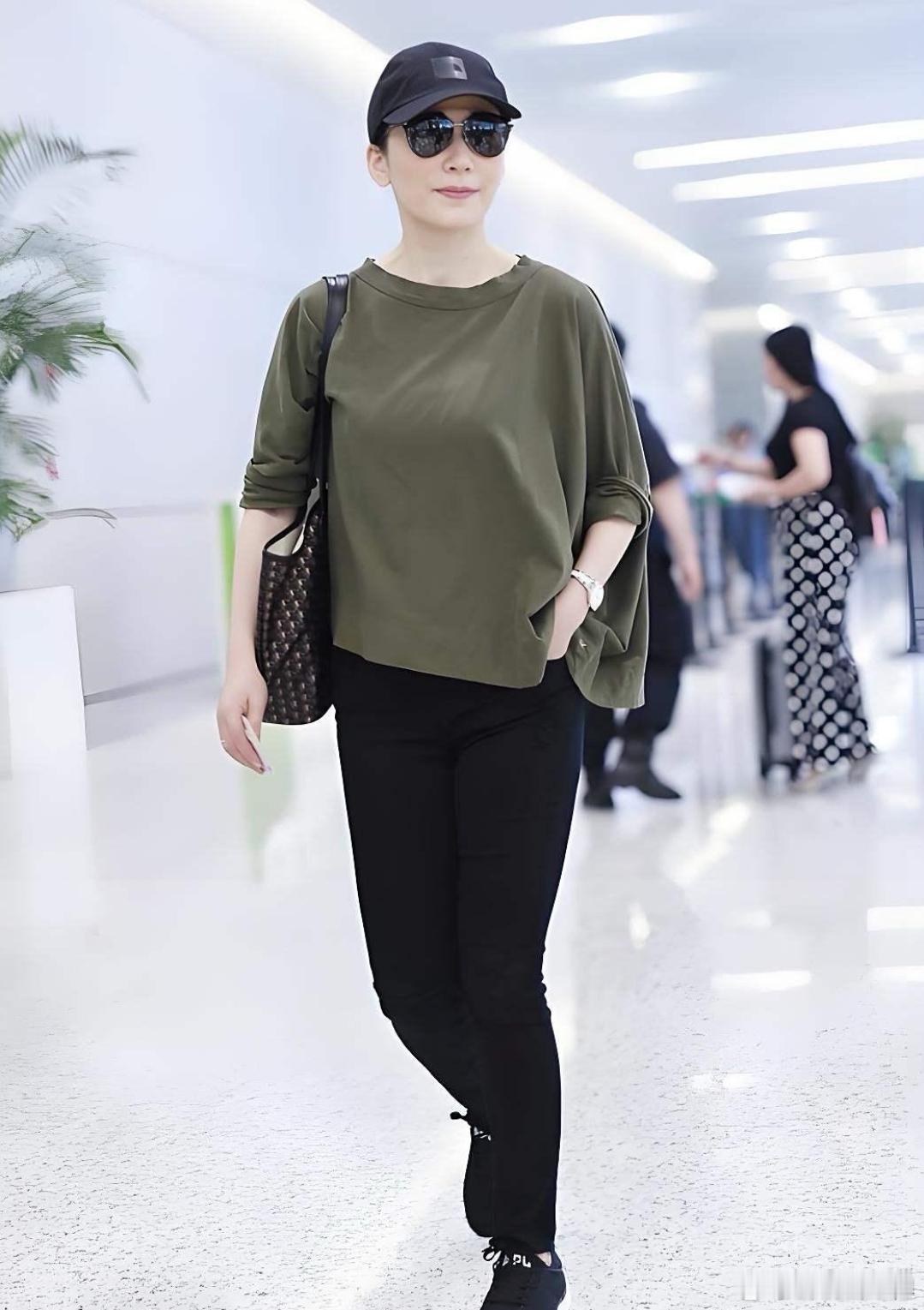 俞飞鸿太懂大妈穿搭了！军绿T恤配小黑裤，休闲舒服还时髦。​​​​