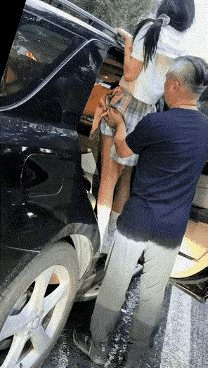 男人们的脾气再暴躁，如果遇上如此叛逆的闺女，恐怕他们也是没有一点脾气！看看这位