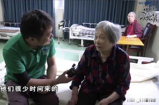 浙江杭州，王阿婆得了阿尔兹海默症住在养老院，每月费用2800块。四个子女没有一个