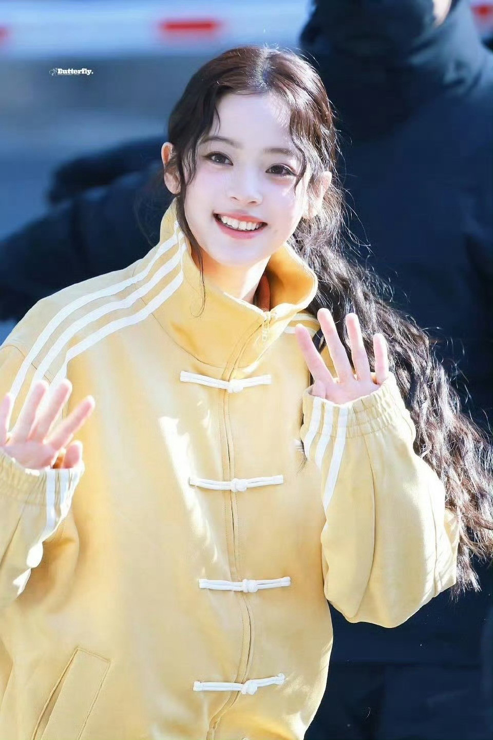 欧阳娜娜对着镜头打招呼超明媚呀，像洋娃娃～