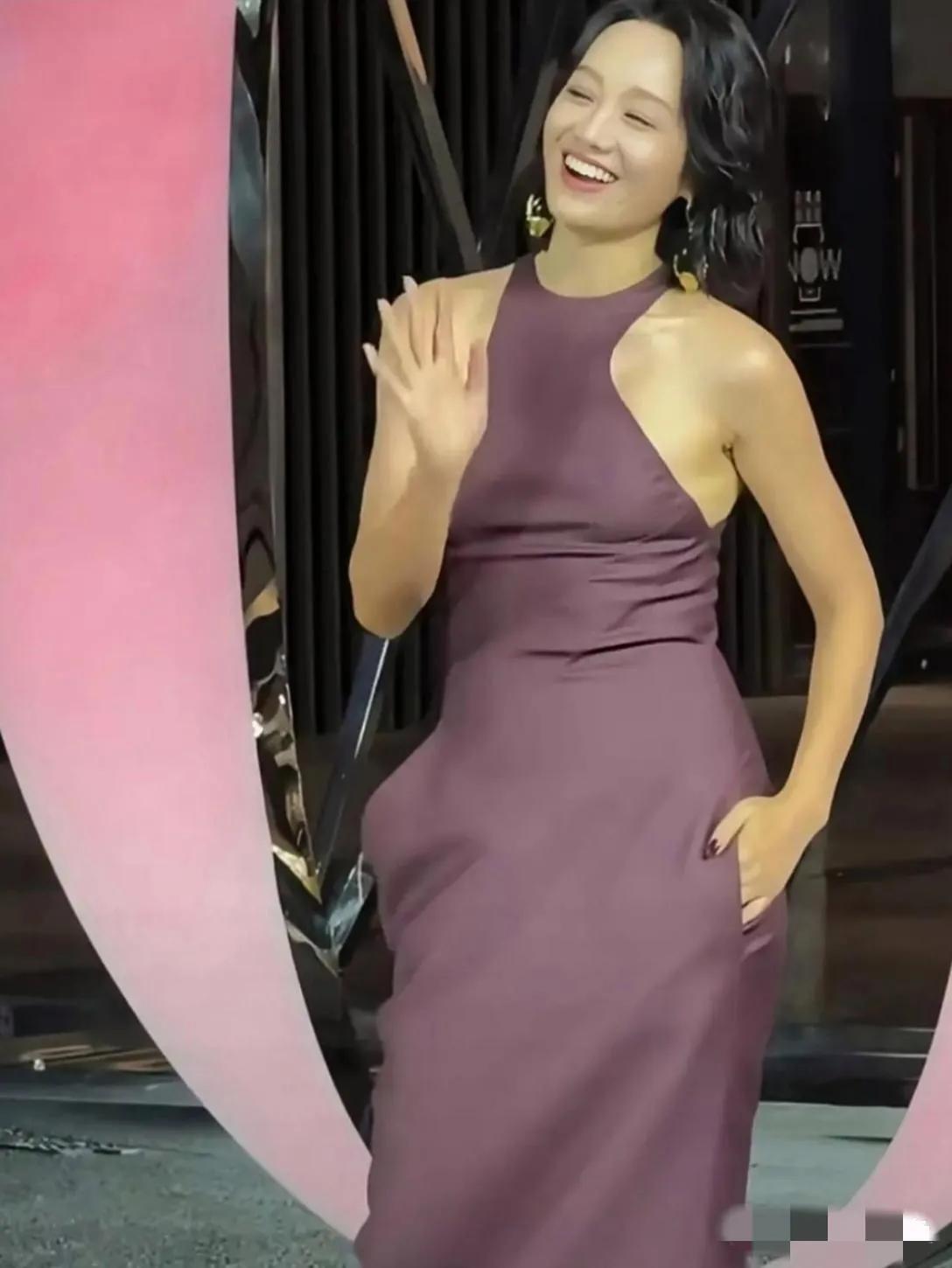 哇哦，朱丹这件礼服太丑了，要颜色没颜色，要款式没款式，完全曝露了平板干瘪的身材与