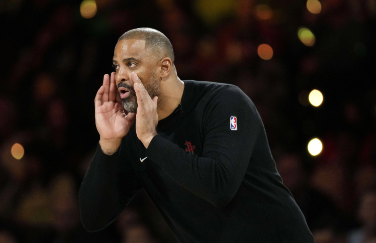 乌度卡执教思路有很大问题乌度卡其实想打造的最理想阵容是防守出众的五个两米以上球