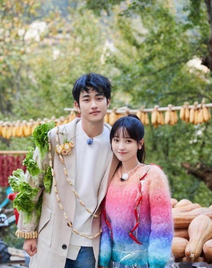 金莎对孙丞潇一夸不可收拾孙丞潇模仿低音炮逗笑全场真的要被金莎的偏爱笑死，全程花式