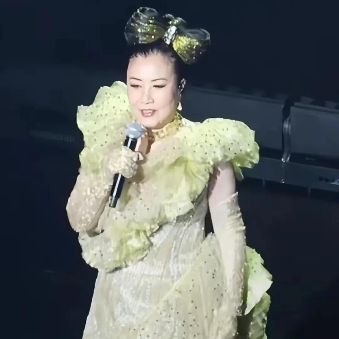 最近，78岁的汪明荃在上海举办演唱会。她妆容精致，脸上不见岁月侵蚀的痕迹，状态宛