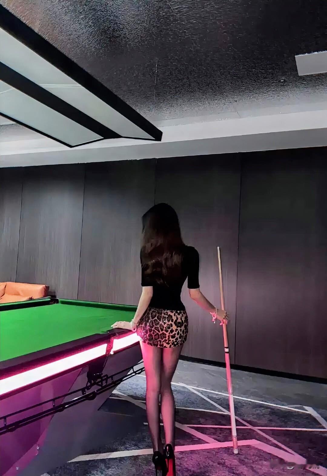 美女👩🏻‍🦰，灯光太暗，不会影响击球视野的准确？脚踩高跟，不怕妨碍技术动作