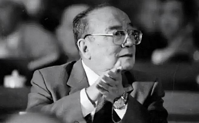 1985年裁军，昆明军区被撤，司令员张铚秀大感意外，政委：怎么办“老张，这消息