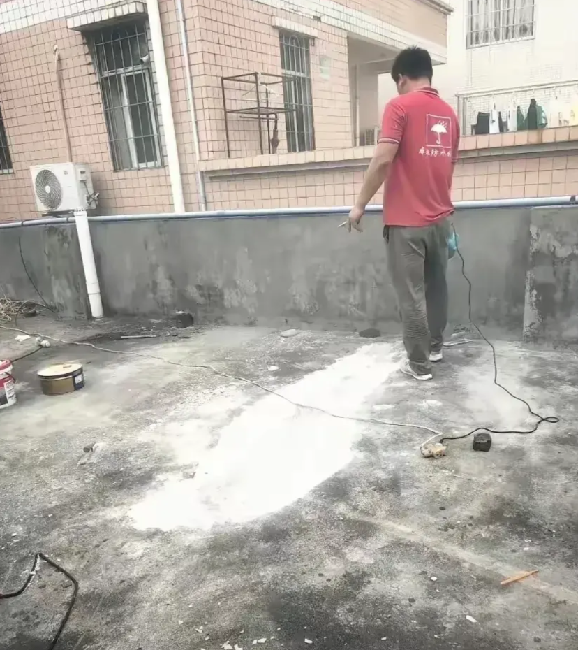 河南南阳，有一位村民家里的房子才建了几年，楼顶就出现裂缝漏水，为此全家人感到非常